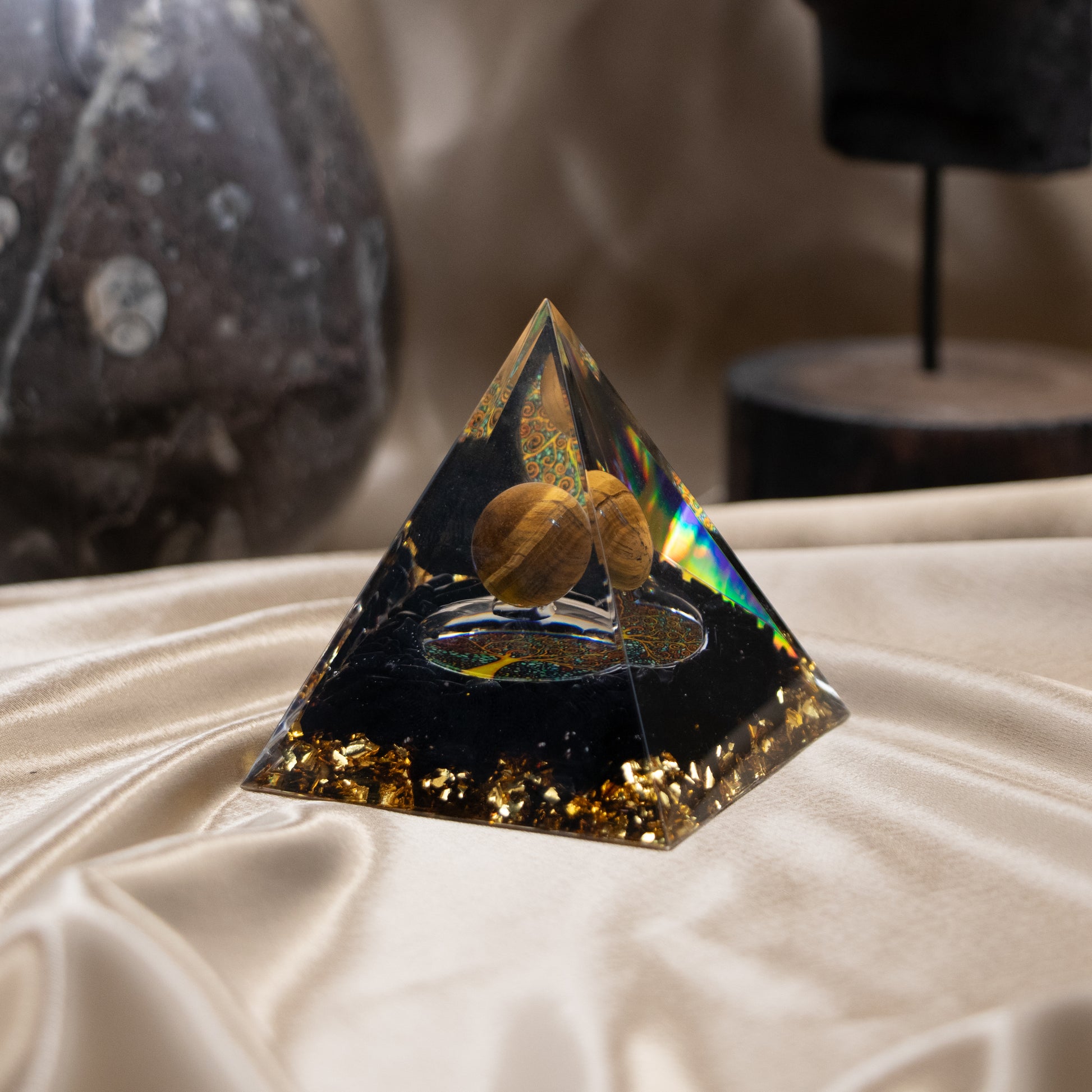 Pyramide- Œil de Tigre -Orgonite-Lithothérapie-minéraux-Pierre